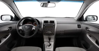 Corolla 2012 custa o preço de um Mobi pelado, mas entrega conforto que muito zero km de R$ 120 mil não tem