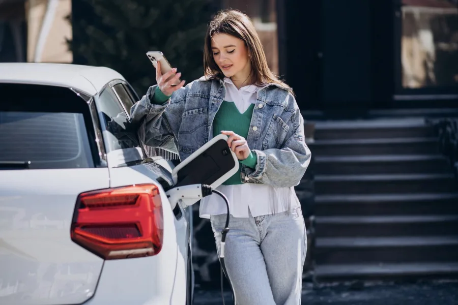 O avanço dos carros elétricos mostrou um problema básico, o Brasil não tem infraestrutura preparada para carregar esses veículos de forma simples e segura no dia a dia.