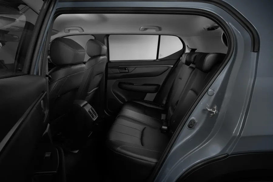 Com 4,32 metros e entre-eixos de 2,65 metros, o espaço no banco traseiro surpreende. Adultos altos viajam sem aperto, algo raro nesse segmento.