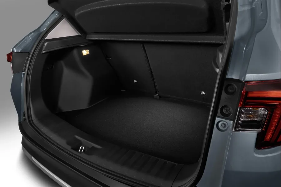 A diferença aparece também no porta-malas. São 458 litros, volume que resolve viagens, compras grandes e rotina familiar sem improviso constante.