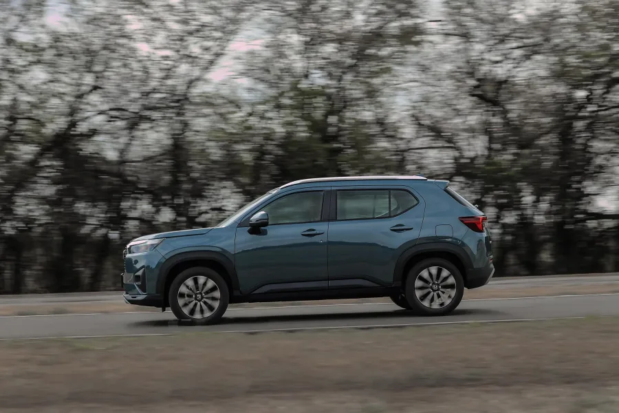 O mais curioso é que o WR-V invade território de SUVs maiores. Ele supera T-Cross, HR-V e até encosta no Creta quando o assunto é espaço.