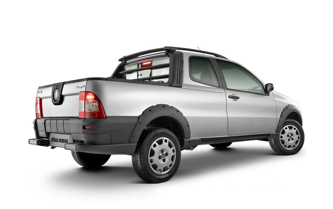 A caçamba tem 580 litros e carga útil de 650 kg, ideal para serviço leve, entregas, manutenção e rotina urbana com peso moderado.