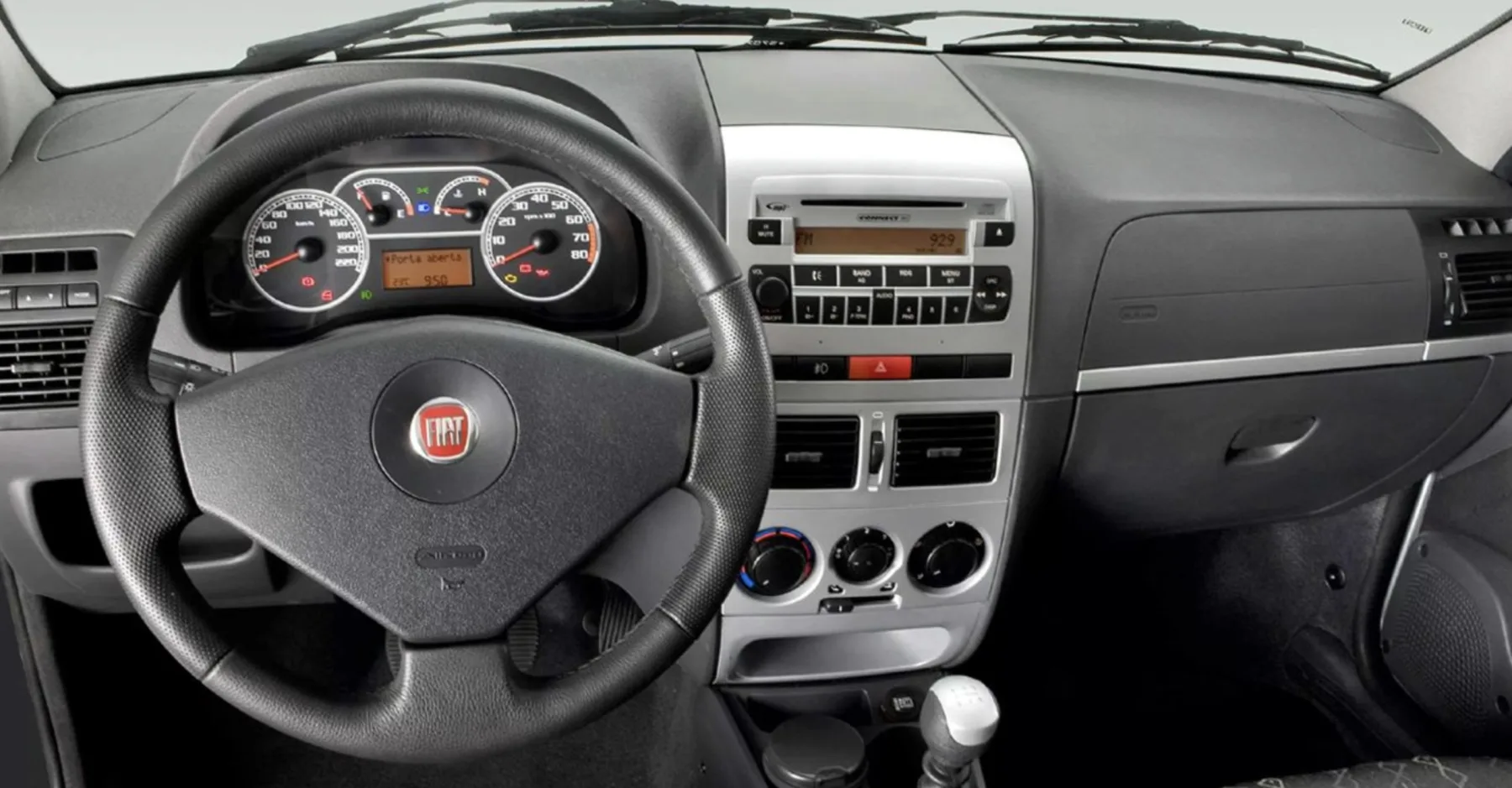 Câmbio manual de 5 marchas, tração dianteira e direção hidráulica deixam a condução simples. Dirigir é fácil, mas exige antecipação em subidas e retomadas.