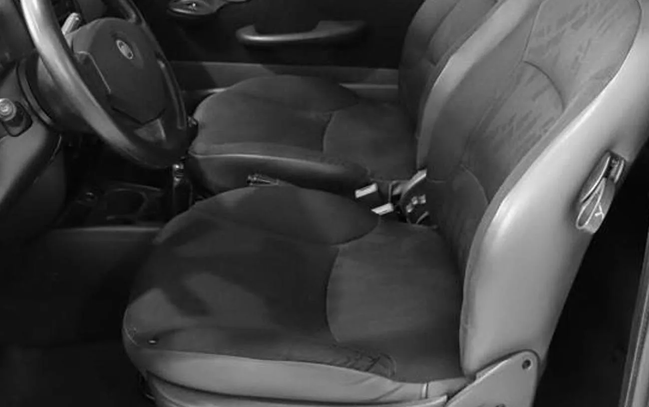 Interior simples, quatro lugares e foco funcional. A cabine dupla sacrifica espaço, mas permite levar equipe e equipamentos no mesmo trajeto.