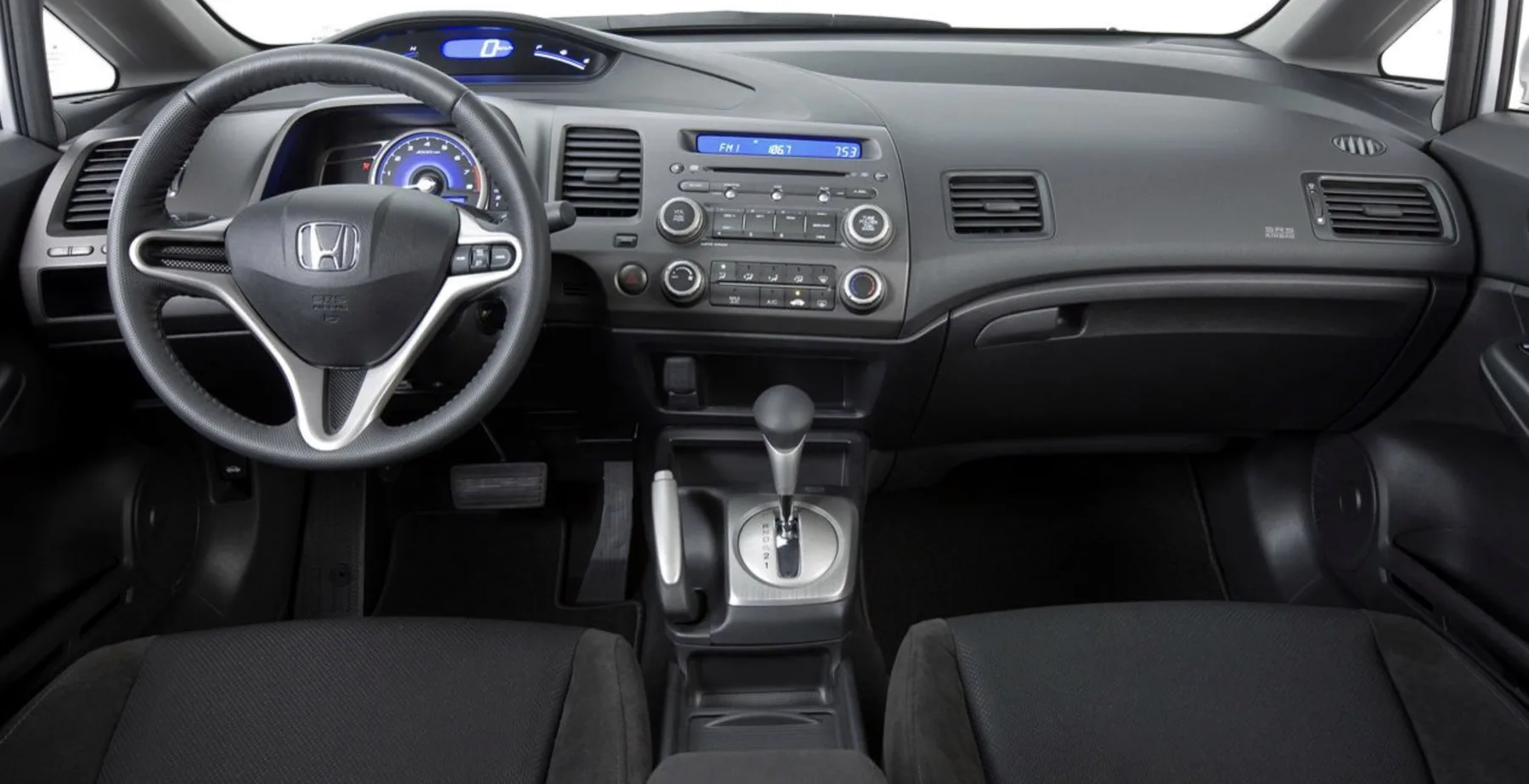 Interior do Civic LXL 2010 privilegia silêncio e ergonomia, painel futurista ainda agrada, comandos simples cansam menos e espaço atende quatro adultos, mas porta-malas é limitado.