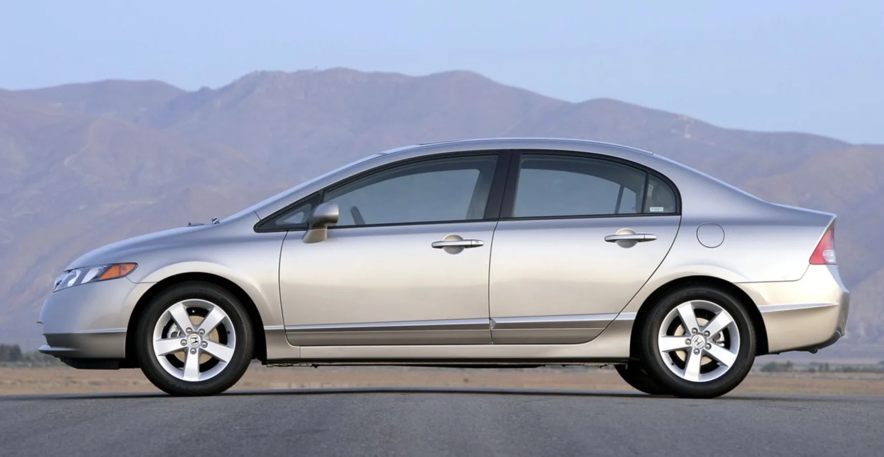 Motor 1.8 aspirado de 140 cv garante respostas honestas na cidade e bom fôlego na estrada, sem sensação de esforço excessivo em retomadas.