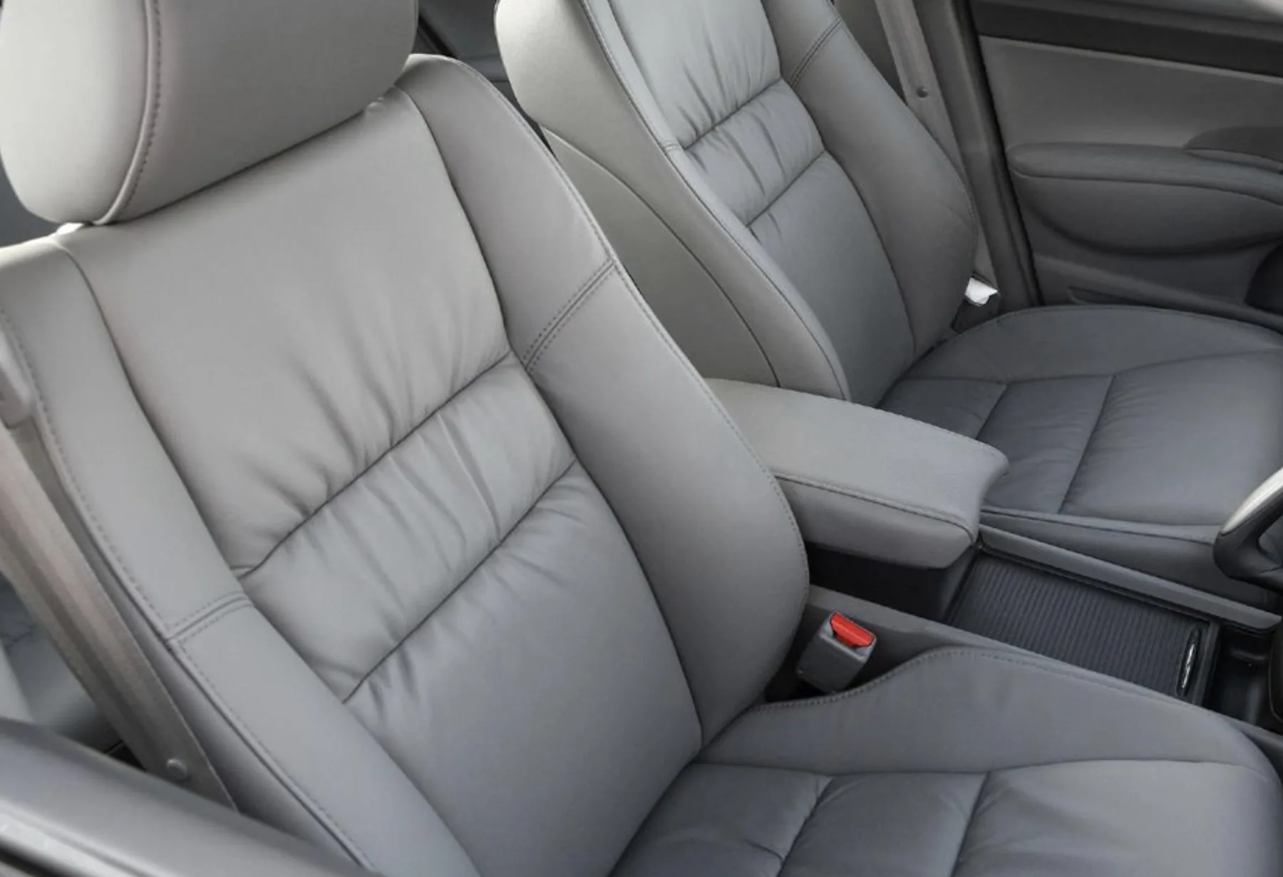 Interior acomoda 5 ocupantes com conforto, porta-malas de 340 litros e posição de dirigir agradável para uso diário e viagens longas.