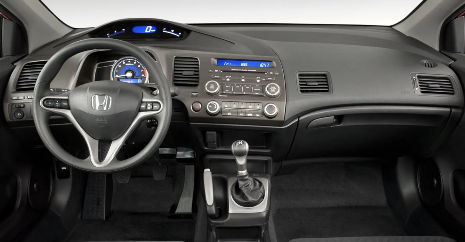 Câmbio manual de 5 marchas, tração dianteira e direção hidráulica entregam condução previsível, com engates corretos e comportamento equilibrado.