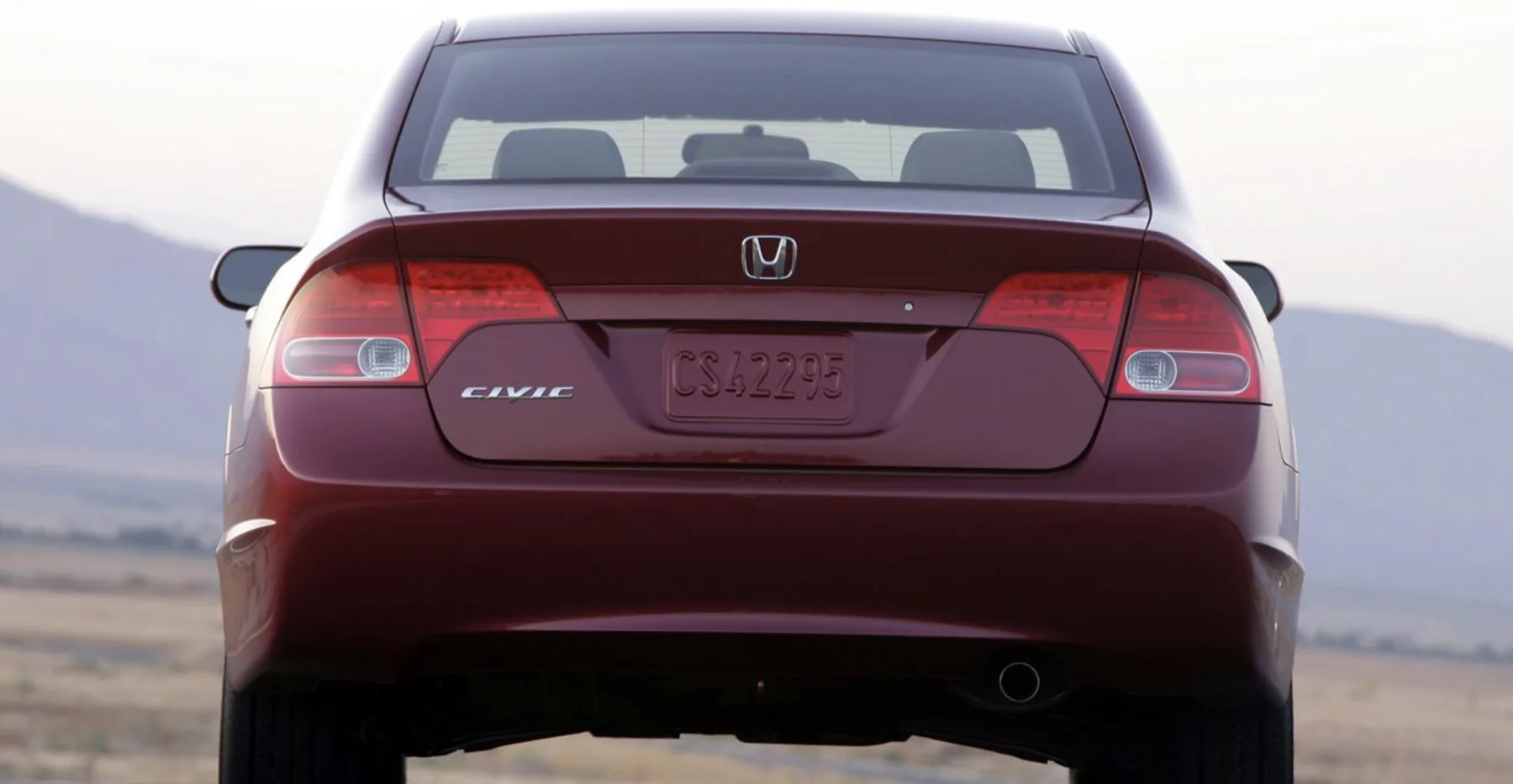 Suspensão e direção podem apresentar desgaste em carros rodados, e vazamentos de óleo surgem com idade e manutenção negligenciada.