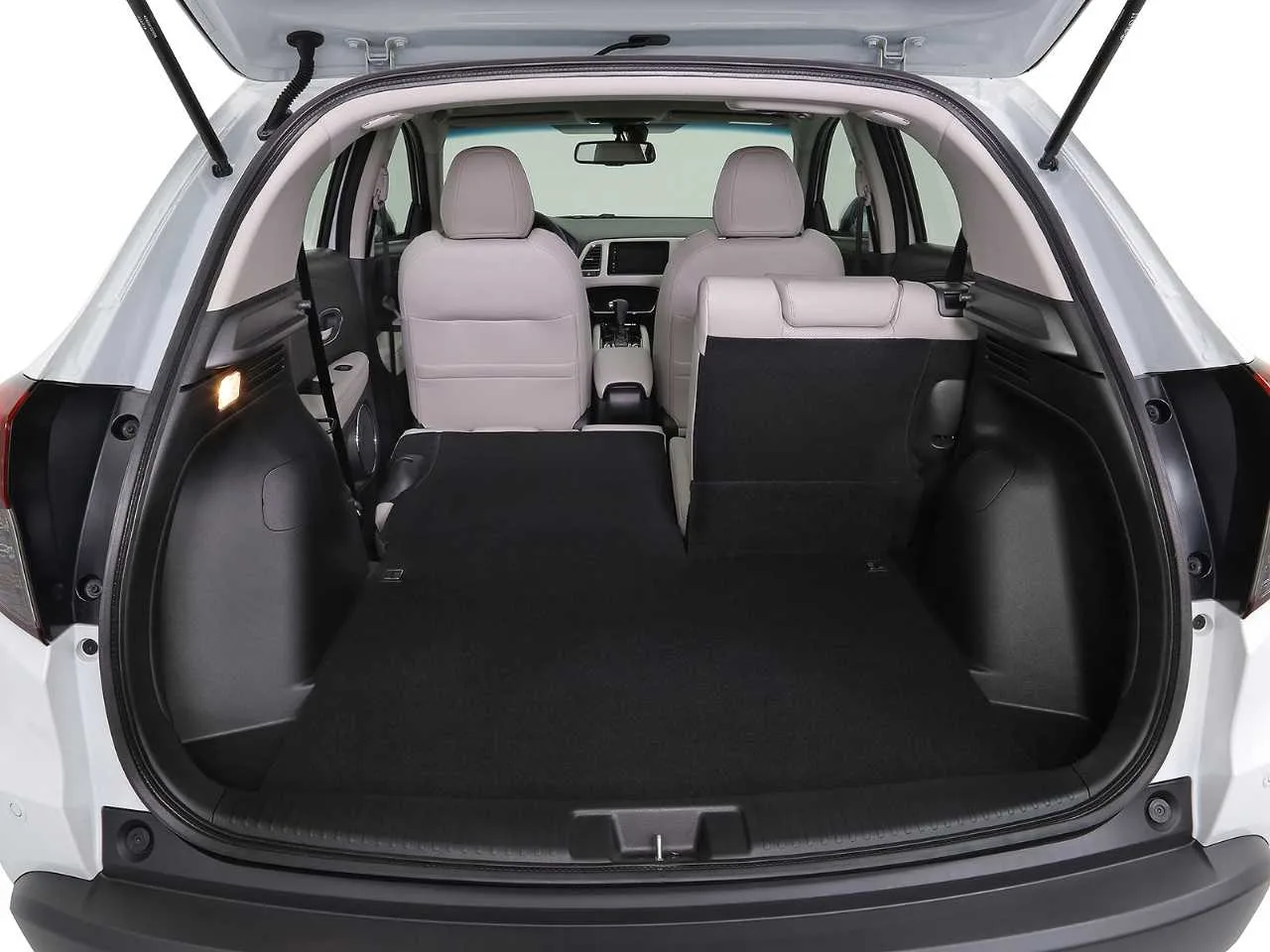 Ele ganha no prático: porta-malas de 437 litros e cabine versátil. Multimídia com Android Auto e Apple CarPlay ainda dá conta.
