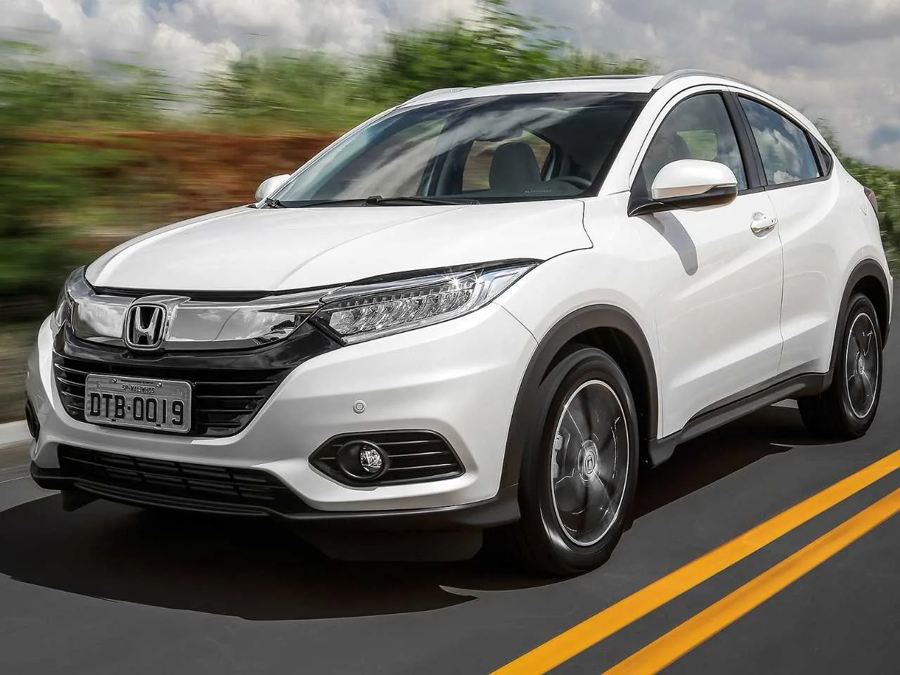 Na vitrine, HR-V 2020 vira "compra segura". Só que há dois carros: 1.8 flex e Touring 1.5 turbo, e a escolha muda seu bolso.