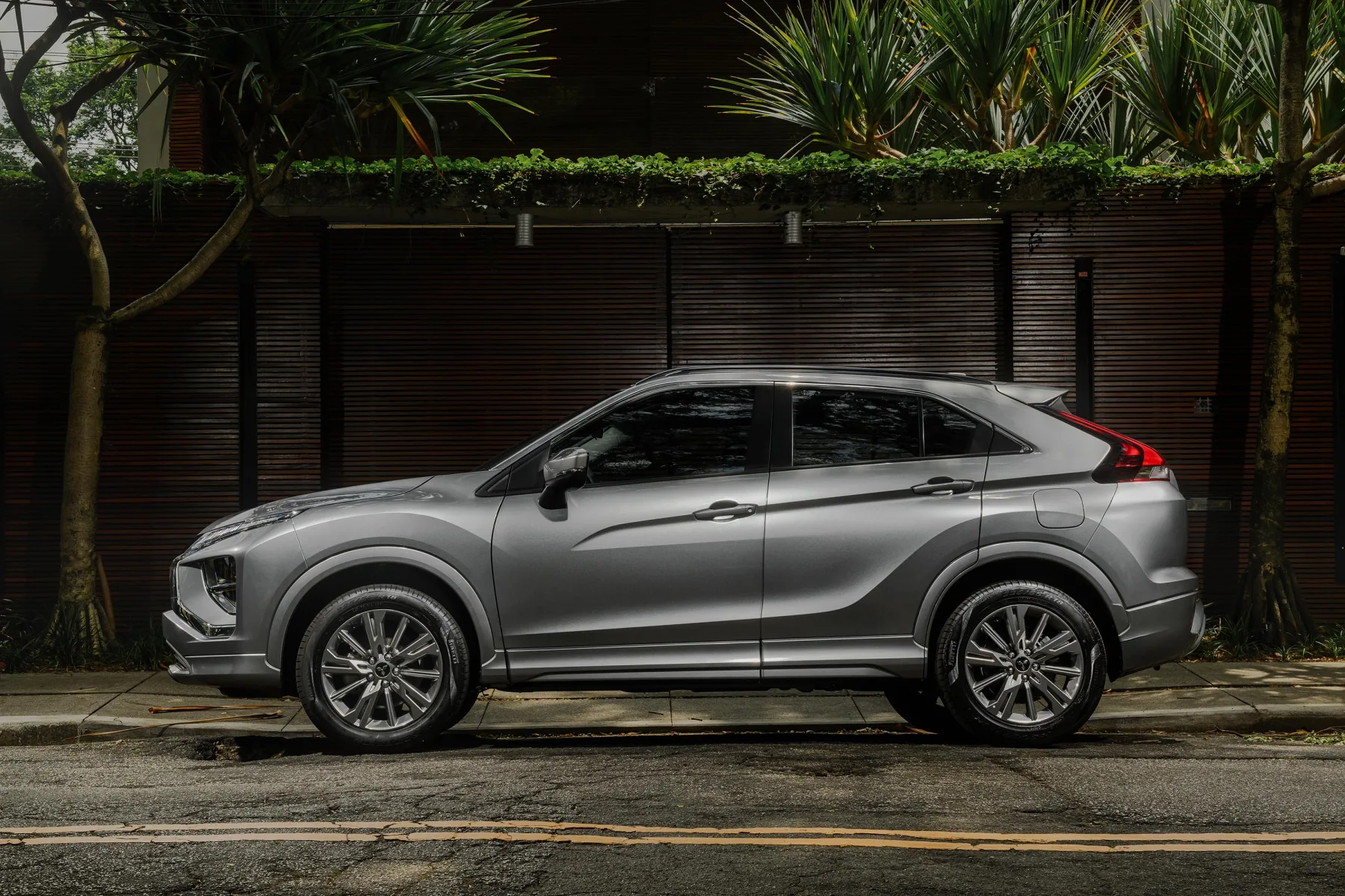 Entre os equipamentos estão airbags, controle de cruzeiro adaptativo, frenagem automática, alertas de faixa e multimídia com conectividade.