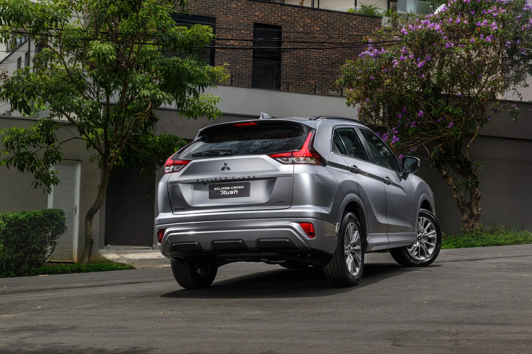 O consumo fica em 10,9 km/l na cidade e 11,9 km/l na estrada, com tanque de 63 litros e autonomia próxima de 700 km em uso misto.