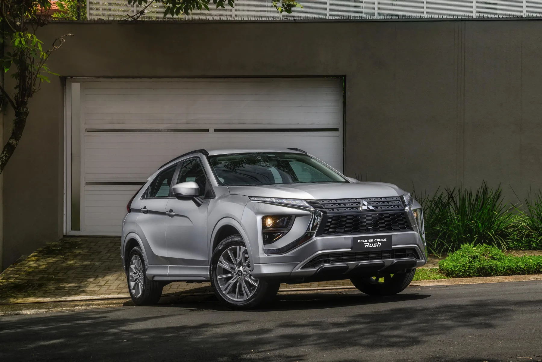 O Eclipse Cross 2025 atende quem busca SUV médio para família, com bom espaço, conforto e posição alta, funcionando bem no dia a dia urbano e viagens curtas.