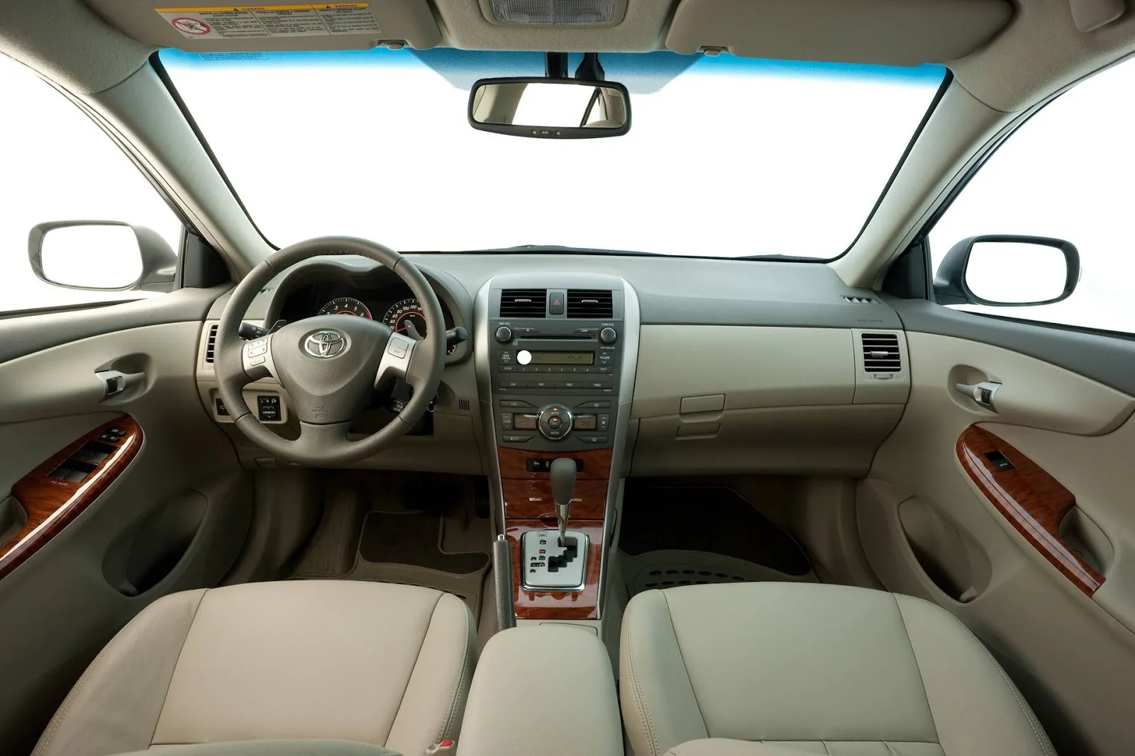 Interior acomoda cinco adultos com conforto, bancos em couro e rodagem macia. Porta-malas de 470 litros atende bem viagens e uso familiar.