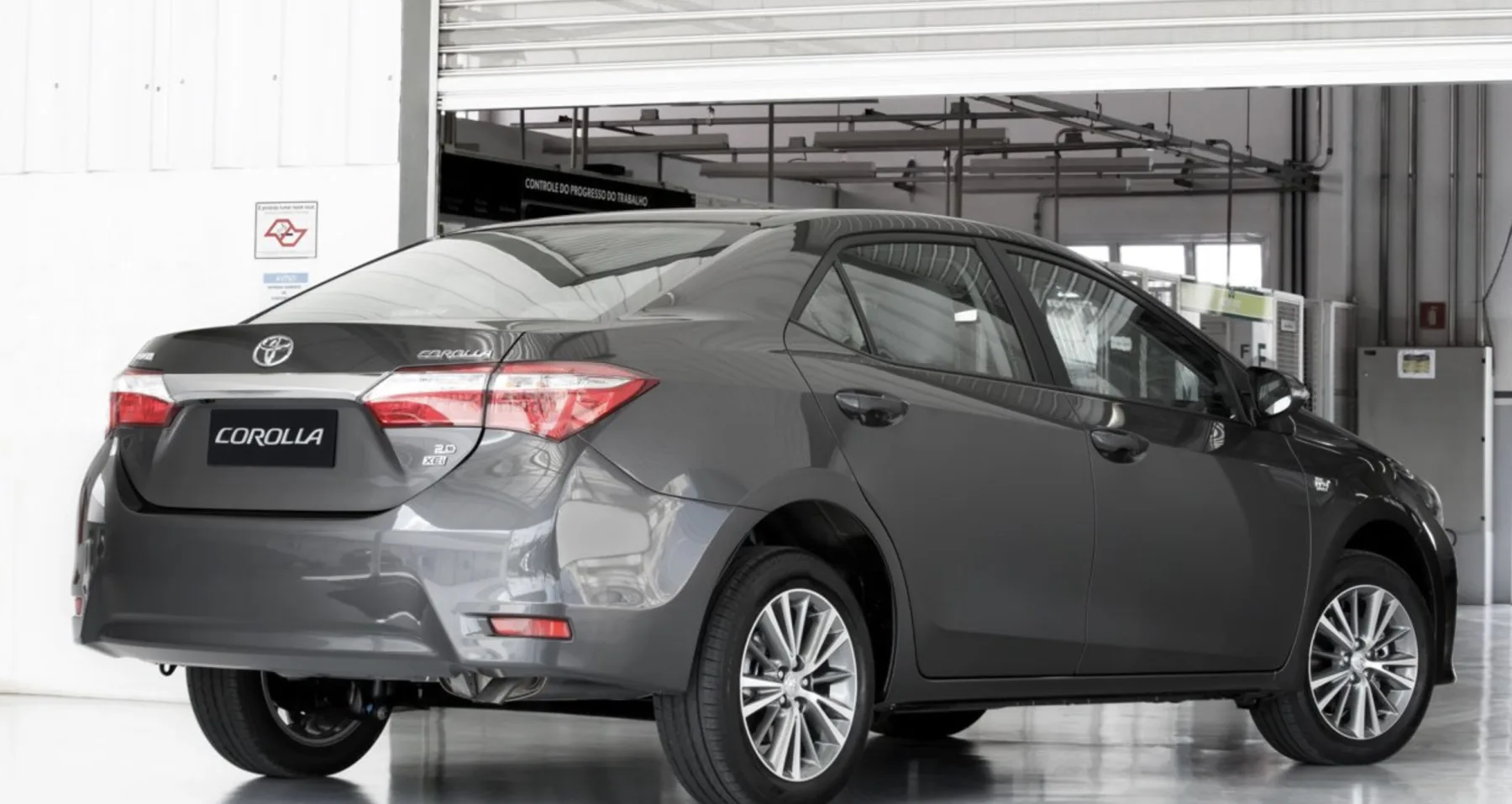 Manter um Corolla XEi 2016 custa mais que um compacto, mas raramente surpreende. Seguro valorizado, IPVA mais alto e revisões previsíveis formam o preço da tranquilidade diária.