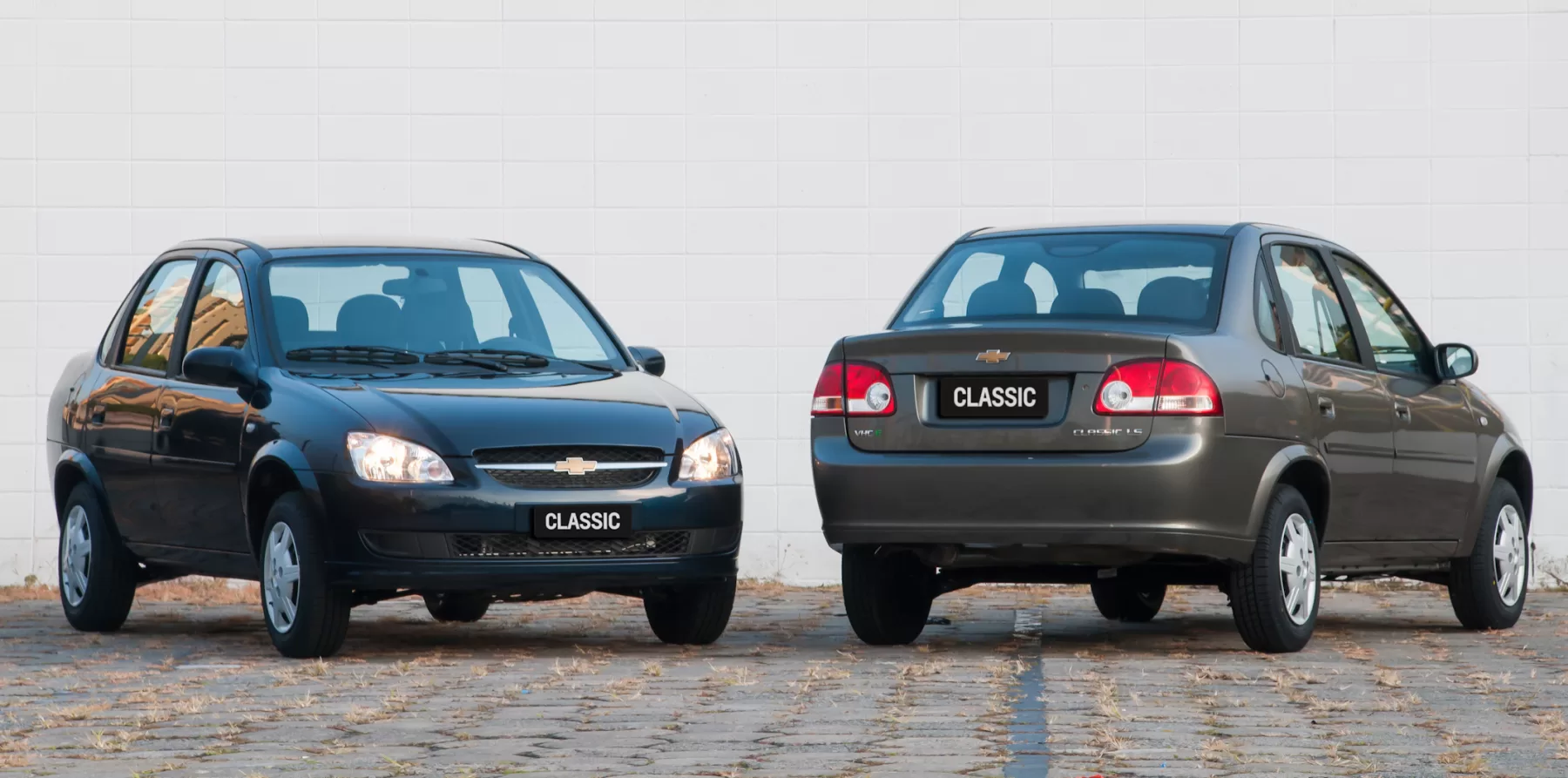 Pode trazer ABS, airbags frontais, ar-condicionado e vidros elétricos, mas o pacote tecnológico é limitado ao essencial