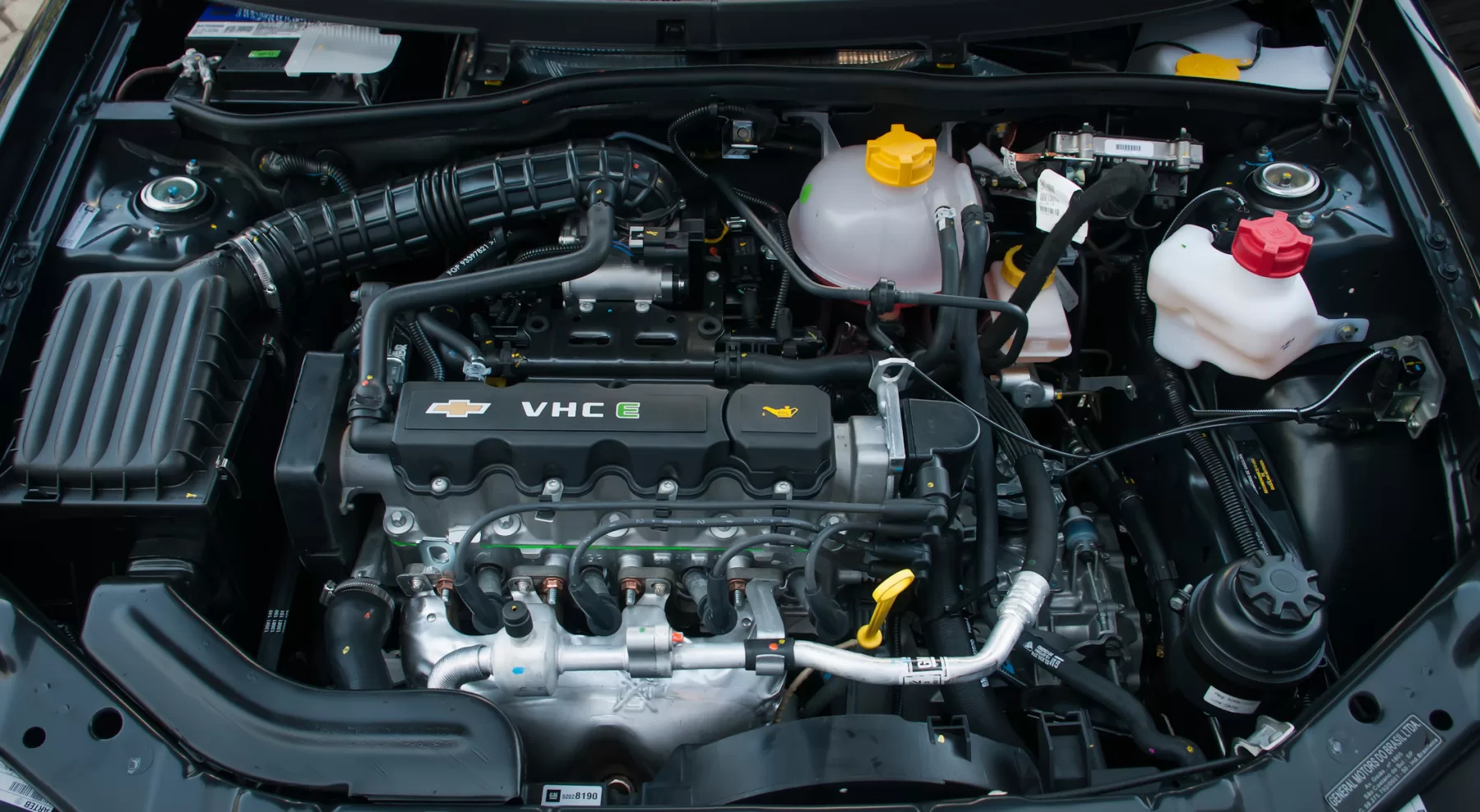 Motor 1.0 VHC-E flex de 77 cv entrega desempenho modesto, mas consistente. Vai bem na cidade e encara estrada sem pressa, desde que o uso seja racional.