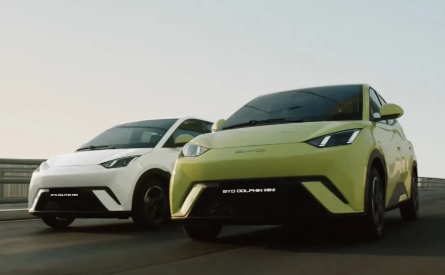 Os limites aparecem no porta malas de 230 litros e na velocidade máxima de 130 km por hora, reforçando que o foco do Dolphin Mini GS 2026 está na cidade e não em longas viagens rodoviárias.