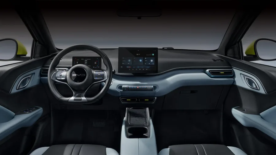 O interior traz recursos que aliviam o desgaste do dia a dia, como bancos em couro, chave digital, volante ajustável e carregador por indução, criando um ambiente que ajuda a enfrentar o trânsito intenso.