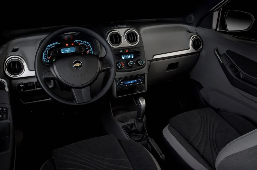 A transmissão manual de 5 marchas e a direção hidráulica deixam a condução leve. A tração dianteira garante estabilidade e o carro acompanha bem o ritmo urbano convencional.