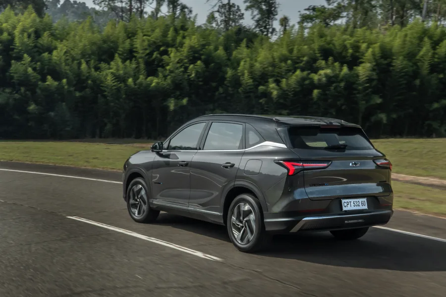 O Captiva EV Premier 2026 registra autonomia de 304 km com bateria de 60 kWh, mostrando consumo estável na cidade e mantendo eficiência quando usado com regeneração ativa no trânsito.