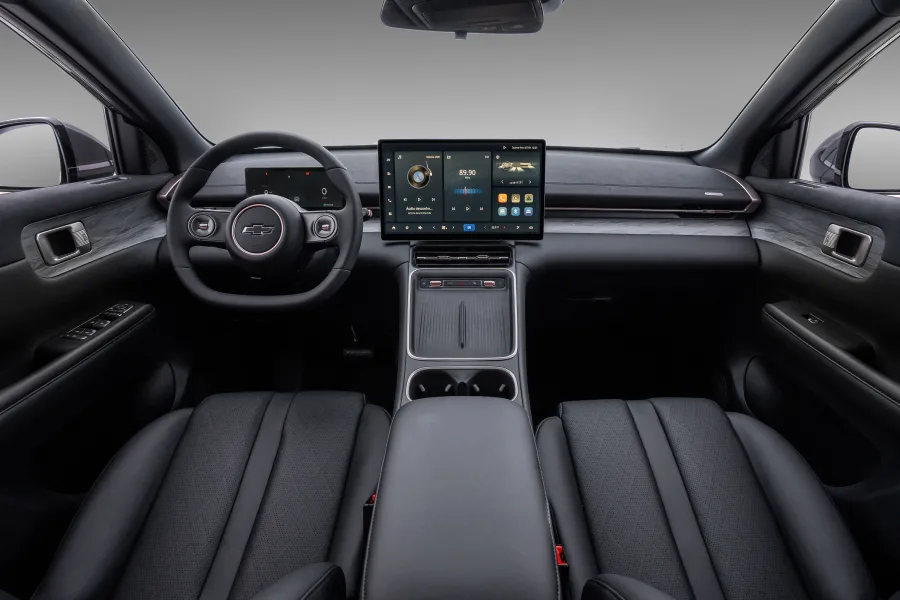 O Captiva EV Premier 2026 utiliza tração dianteira e câmbio automático de 1 marcha, oferecendo condução simples, respostas lineares e uso intuitivo para quem busca rotina sem complicação.