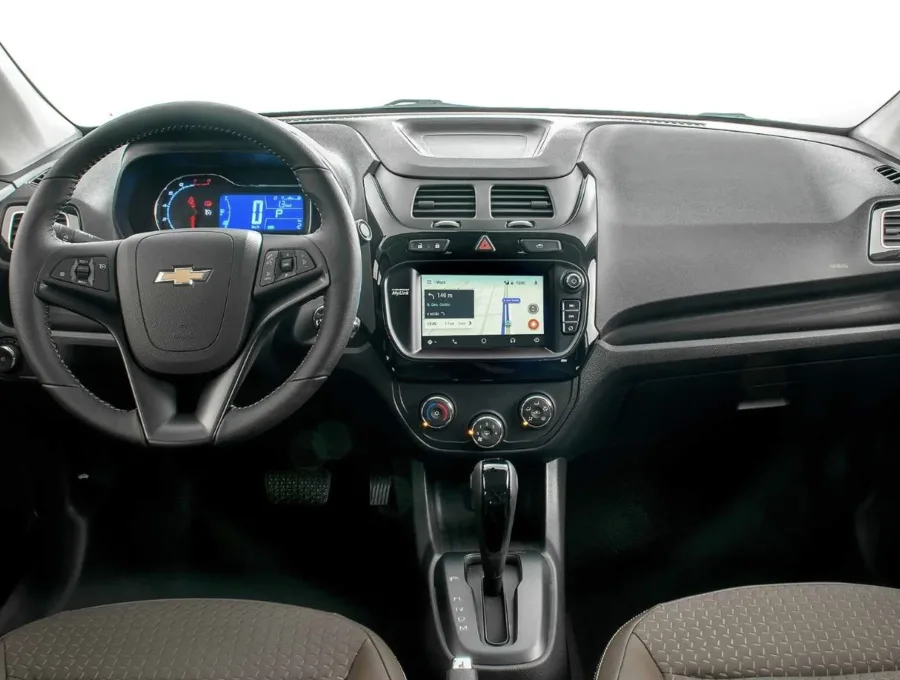 Câmbio automático de 6 marchas e direção elétrica deixam a condução suave. Tração dianteira e acerto confortável priorizam uso cotidiano com respostas lineares.