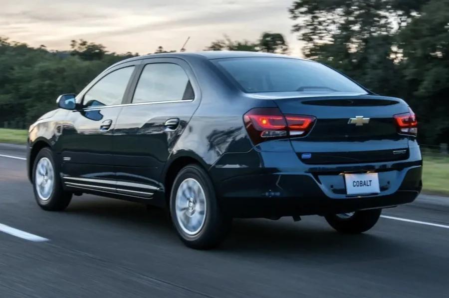 Consumo de 7,6 km/l na cidade e 10 km/l na estrada com etanol. Tanque de 54 litros garante autonomia entre 410 km e 778 km conforme o combustível.