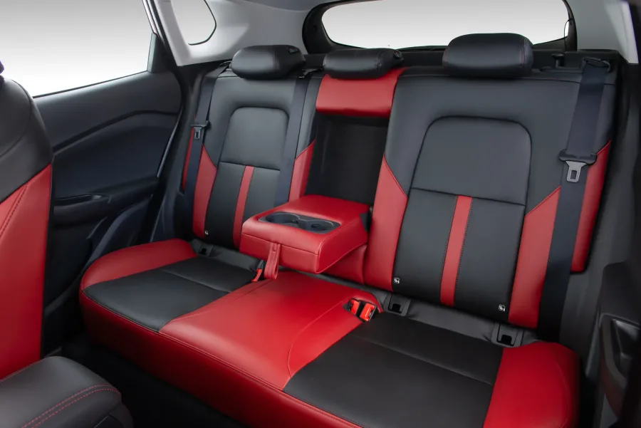 O interior acomoda 5 pessoas, oferece 393 litros de porta malas, bancos de couro, ar automático, teto panorâmico, carregamento por indução e pacote de segurança com 6 airbags e assistências ativas.