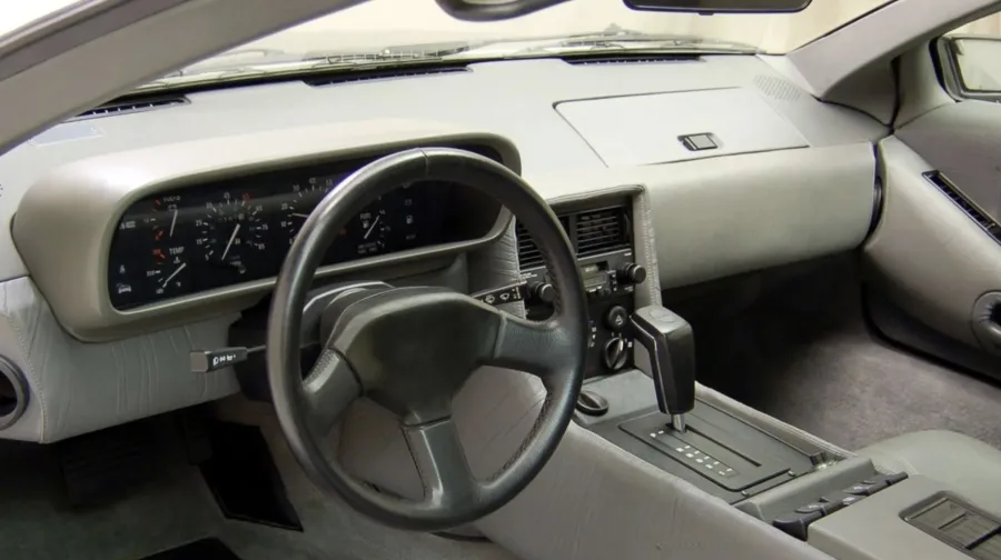 O câmbio manual de 5 marchas e tração traseira criam uma condução direta, com resposta pura e dinâmica tradicional, exigindo mais do motorista em baixa velocidade.