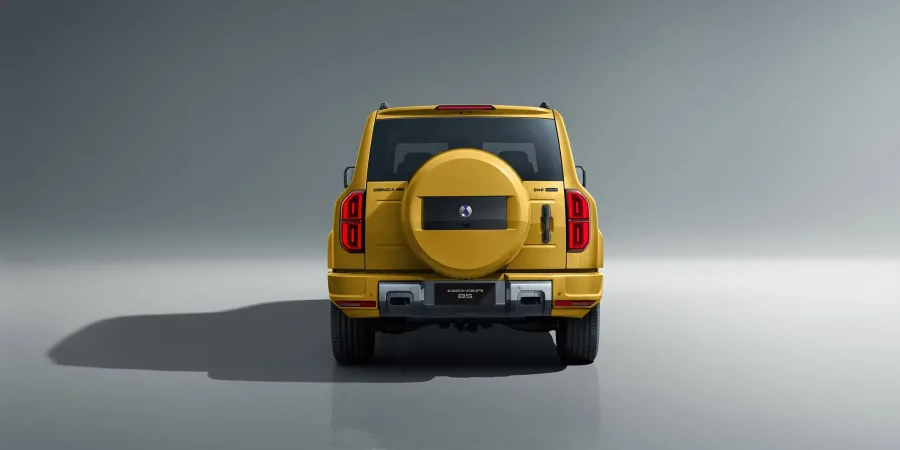 O consumo é de 10 km/l na cidade e 9 km/l na estrada. A autonomia chega a 830 km no urbano e 747 km no rodoviário, com tanque de 83 litros e bateria de 31,8 kWh que favorece uso híbrido.