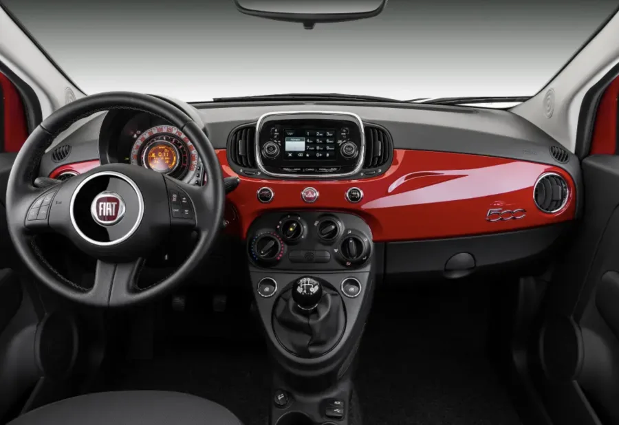 Transmissão manual de 5 marchas, direção elétrica e tração dianteira. A condução é leve, direta e fácil de dominar. O carro responde bem no ritmo urbano.