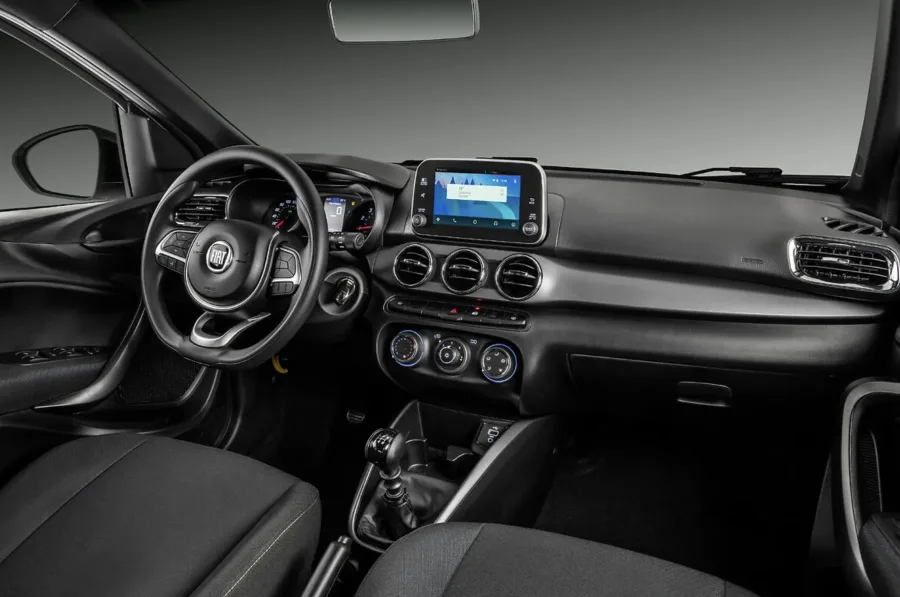 O interior acomoda cinco pessoas, porta-malas de 300 litros e carga útil de 400 kg. É um carro prático para famílias pequenas que precisam de conforto básico e espaço funcional.