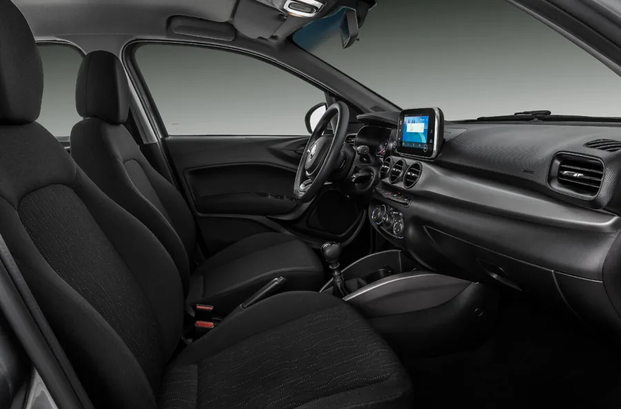 A direção leve, o ISOFIX e o monitoramento dos pneus criam uma sensação constante de controle, recurso importante para quem dirige à noite ou encara trajetos mistos com frequência.