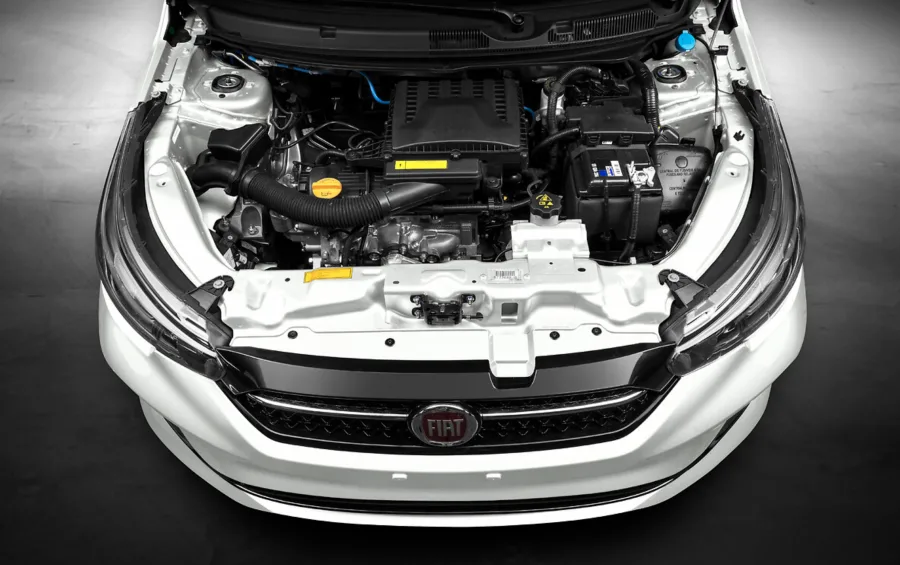 O motor 1.3 trabalha com fluidez e aproveita o baixo peso, mantendo deslocamentos consistentes mesmo quando o trânsito trava, e isso dá ao carro uma previsibilidade rara no segmento.
