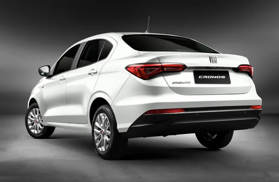 O Cronos 1.3 2018 mantém médias acima de 8 km/l no etanol e supera 12 km/l na gasolina, com autonomia que passa dos 600 km, criando uma rotina em que abastecer deixa de ser preocupação constante.