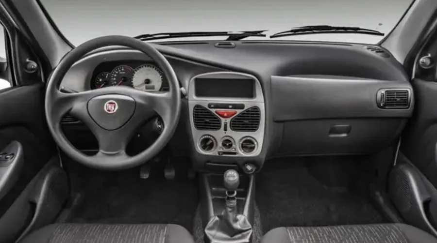 A transmissão manual de 5 marchas trabalha com tração dianteira. Dirigir é simples e direto, mas unidades sem direção hidráulica exigem mais esforço em manobras.