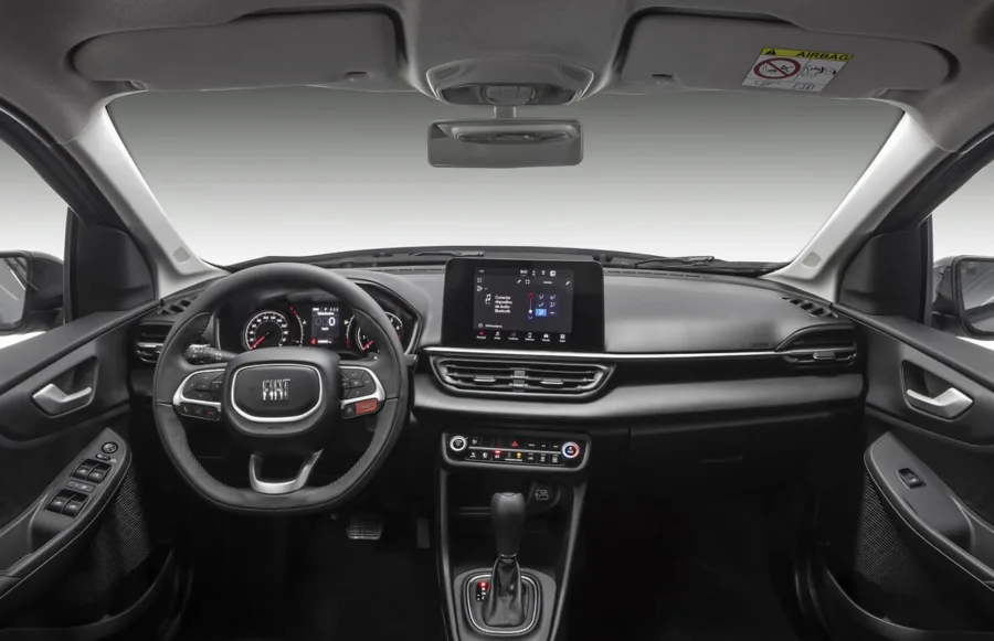 Câmbio CVT de 7 marchas simuladas e tração dianteira garantem condução suave. Direção elétrica deixa o Pulse leve no uso urbano e estável na estrada.