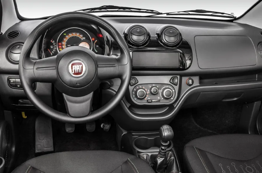 O interior é simples, acomoda cinco pessoas e leva 280 litros no porta malas. A carga útil de 400 kg atende rotinas básicas e reforça seu caráter urbano e funcional.