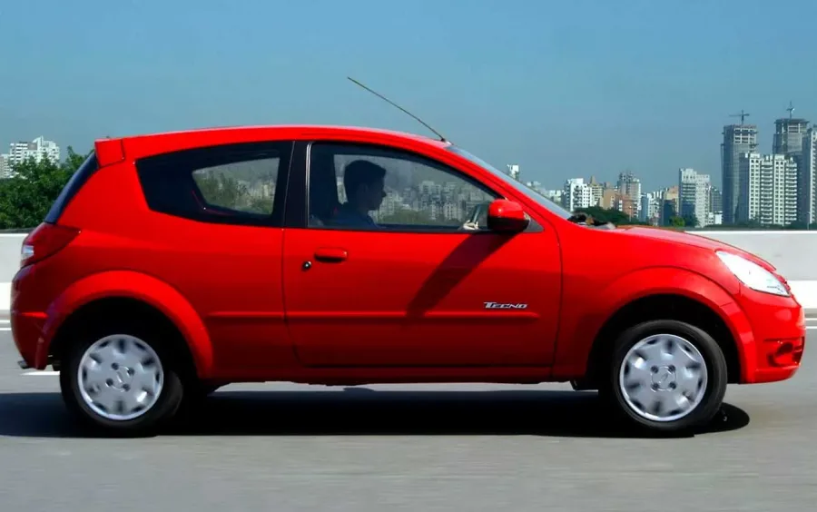 Consome 7 km/l no álcool e 9,1 km/l na gasolina na cidade. Em rodovia, faz 9 km/l no álcool e 13 km/l na gasolina. Tanque de 45 litros gera autonomia de até 585 km.