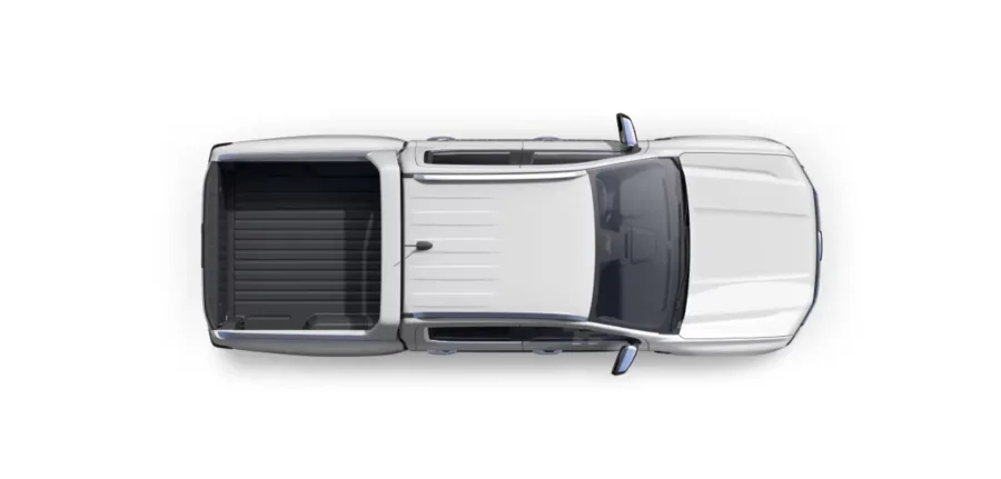 Caçamba de 1.250 litros e carga útil de 1.023 kg permitem transportar ferramentas, bagagens e equipamentos sem perda de estabilidade mesmo em trajetos longos.