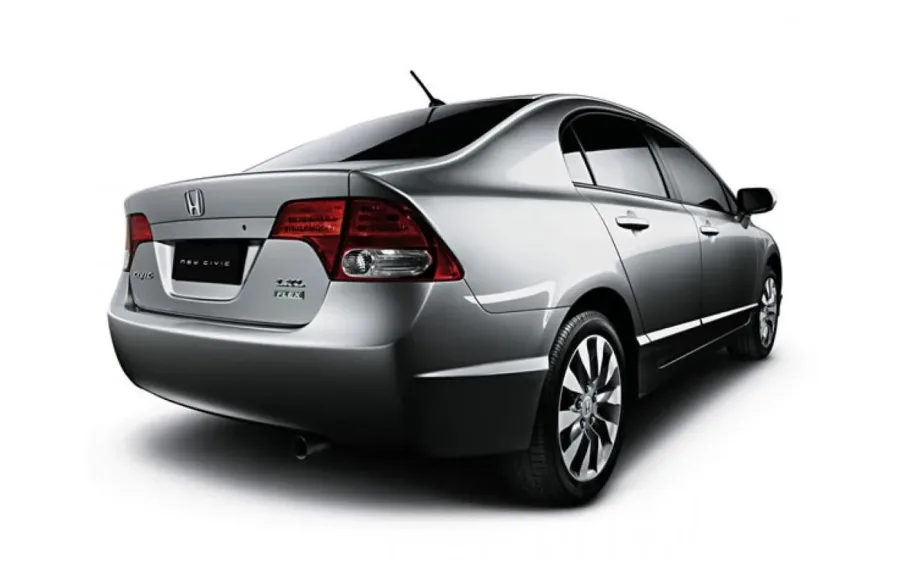 Faz 6,5 km/l etanol e 10,6 km/l gasolina na cidade, chegando a 8,6 km/l e 13,9 km/l na estrada. Com tanque de 50 litros, o Civic LXL 2010 roda até 695 km em uso rodoviário.