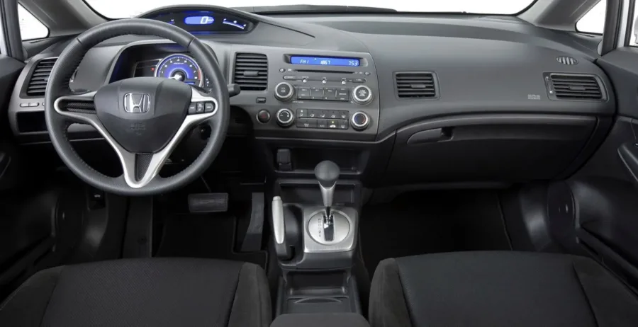 Câmbio automático de 5 marchas e tração dianteira garantem condução estável. Direção elétrica leve e progressiva deixa o Honda Civic LXL 2010 agradável e seguro no uso diário.