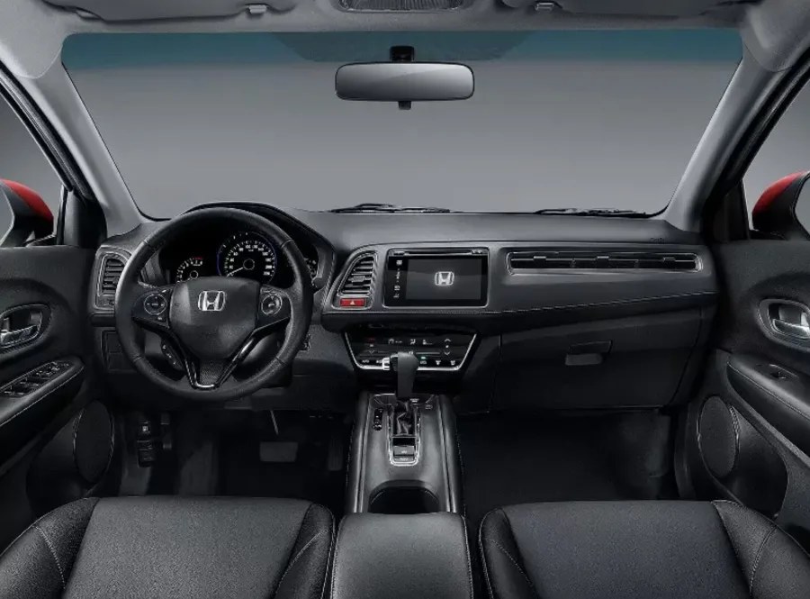 A transmissão CVT opera com progressão contínua, a direção elétrica reduz esforço em manobras e a tração dianteira estabiliza o carro em vias irregulares, favorecendo conforto diário.