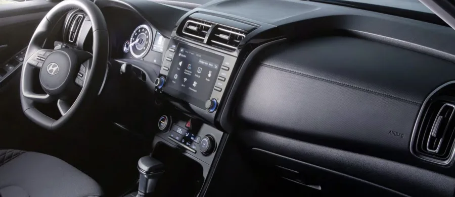 A segurança inclui airbags frontais, laterais e de cortina, controles de estabilidade e tração, ISOFIX, sensores traseiros e câmera de ré com boa precisão.