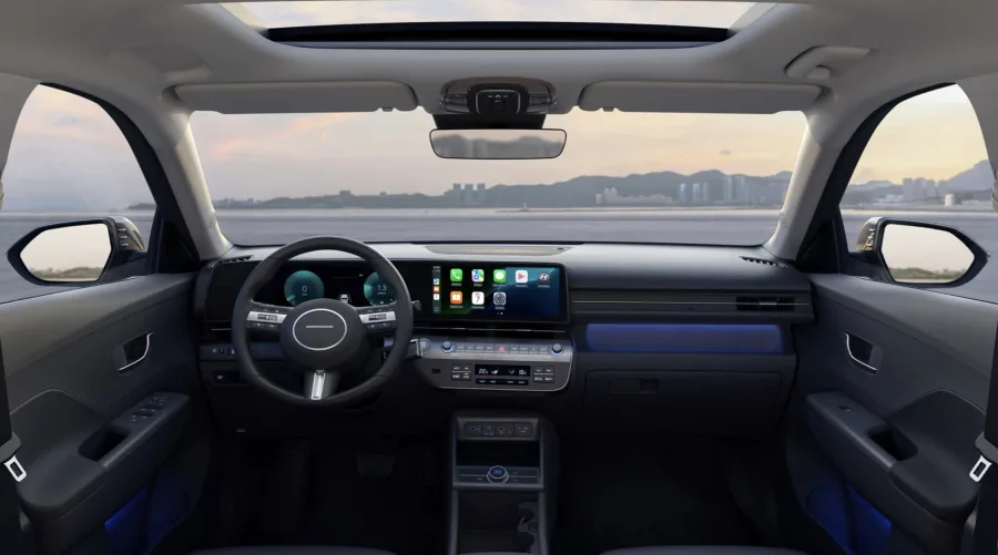 Tração dianteira, direção elétrica e câmbio automatizado DCT de 6 marchas fazem o Kona 1.6 HEV 2026 dirigir de forma leve, direta e previsível, adequado a deslocamentos urbanos.