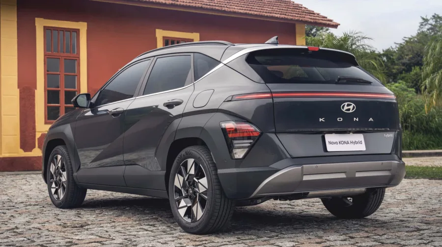 Consumo de 18,4 km/l urbano e 16 km/l rodoviário, autonomia de 699 km e 608 km, tanque de 38 litros. O Kona 1.6 HEV 2026 foca eficiência e reduz paradas, ideal para rotina longa.