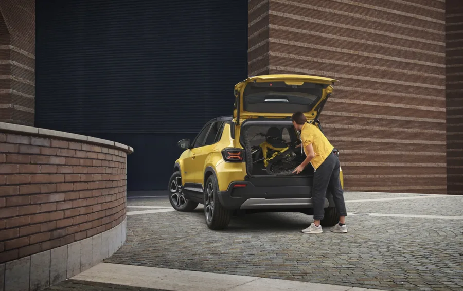 O interior acomoda cinco ocupantes, com bom nível de tecnologia, segurança com múltiplos airbags e controles eletrônicos, oferecendo ambiente funcional e ergonomia bem resolvida.