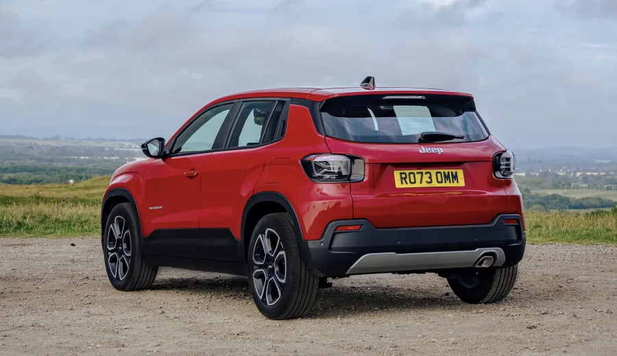 Para viajar ou usar na cidade, cumpre bem seu papel, com 380 litros no porta malas, espaço traseiro moderado e desempenho suficiente para estrada, mantendo consumo equilibrado.